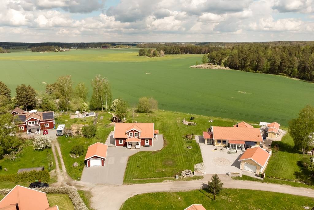 Tillbyggnad terrass & stenläggning garageuppfart. Svinnegard Enköping