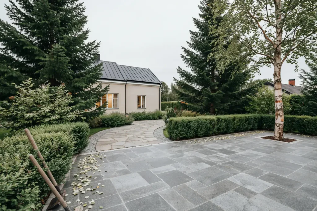 stenl ggning av uppfart och g ngar vid villa i romberga enk ping